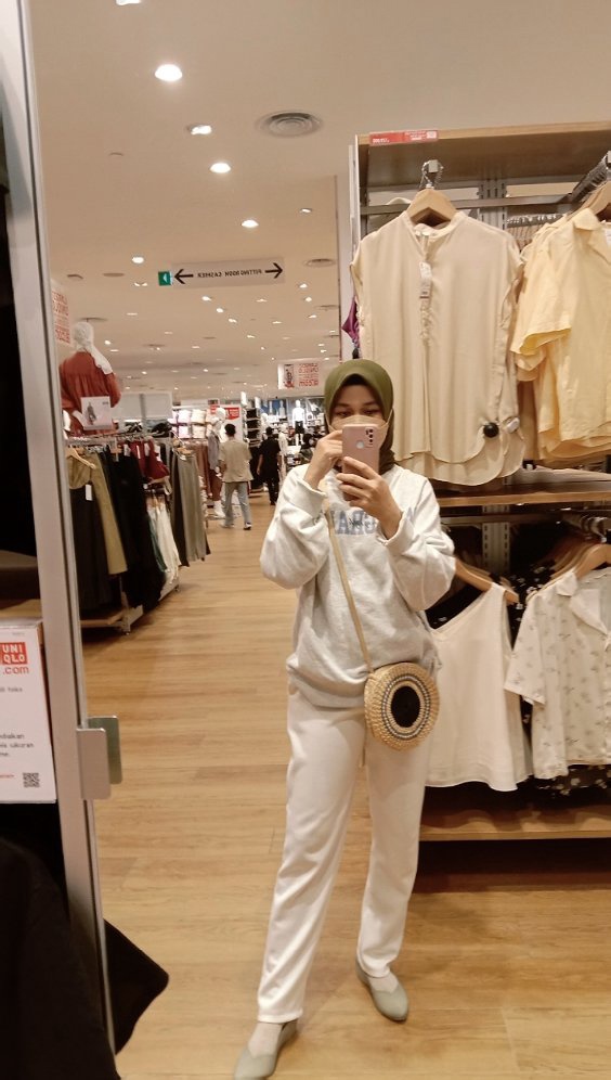 Wanita Cantik Berjilbab gaya selfie di mall